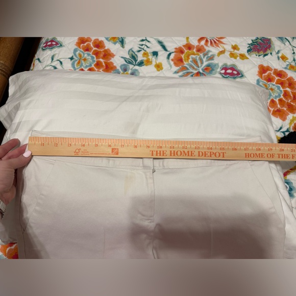 Isaac Mizrahi White Scalloped Edge Shorts - Picture 5 of 5